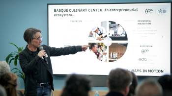 Asier Alea habla durante el evento GOe On the Road realizado por Basque Culinary Center (BCC) en colaboración con el GOe-Gastronomy Open Ecosystem este martes, en Cambridge, Massachusetts, (Estados Unidos).