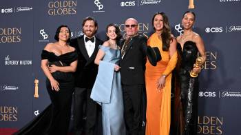 De izquierda a derecha: La actriz mexicana Adriana Paz, el actor venezolano Edgar Ramírez, la cantante y actriz estadounidense Selena Gomez, el director francés Jacques Audiard, la actriz española Karla Sofía Gascón y la actriz estadounidense Zoe Saldaña posan con el premio a la Mejor Película.