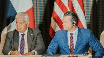 El presidente de Panamá, José Raúl Mulino (i), y el secretario de Defensa de Estados Unidos, Peter Hegset, participaron en la firma de un acuerdo este miércoles.