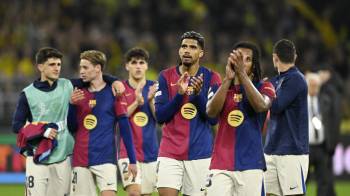 Jugadores del FC Barcelona agradeciendo el apoyo de los fanáticos durante el partido frente al Borussia Dortmund.