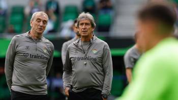 El entrenador del Betis, el chileno Manuel Pellegrini (c).