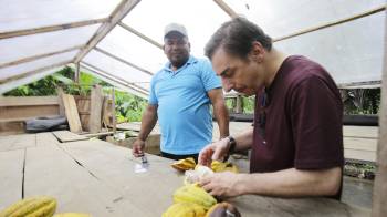 El chef español Jordi Roca junto al agricultor Constantino Blandford.
