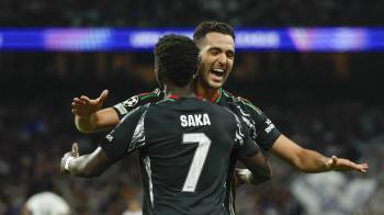 El delantero del Arsenal Bukayo Saka (izq.) celebra con Mikel Merino su gol durante el partido de vuelta de cuartos de final de la Liga de Campeones que Real Madrid y Arsenal.