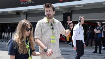 Gerard Piqué y Clara Chía caminan por la grada antes del inicio de la carrera del Gran Premio de España de Fórmula 1 en el Circuit de Catalunya el 23 de junio de 2024.