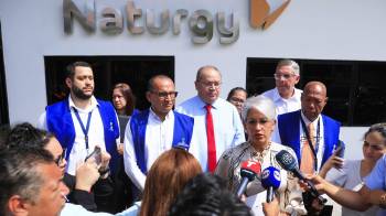 Zelma Rodríguez Crespo, administradora general de ASEP conversó con los medios desde las afueras de las oficinas principales de Naturgy.