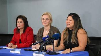 Jacqueline Bern presidenta del foro (i), junto a Giulia De Sanctis presidenta de la Apede (c) y Ligia Yap (d).