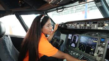 Stephanie Fuentes, mecánica de aviación.