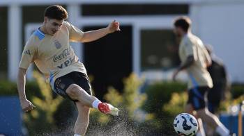 Julián Álvarez participa en un entrenamiento de la selección argentina en Buenos Aires.