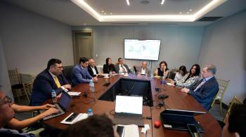 La reunión se desarrolló entre representantes de la Secretaría Nacional del Ferrocarril, la consultora AECOM y el Cecomro.