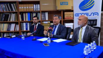 El gerente de Etesa, Roy Morales (centro) se pronunció ayer lunes.