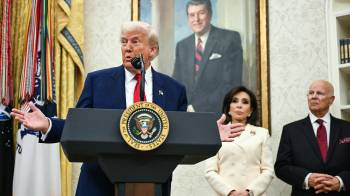 El presidente de Estados Unidos, Donald Trump, habla durante la ceremonia de juramentación de la fiscal federal interina para el Distrito de Columbia, Jeanine Pirro (centro), en la Oficina Oval de la Casa Blanca en Washington, D.C., el 28 de mayo de 2025.