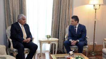 Fotografía difundida por la Presidencia de Panamá que muestra al presidente José Raúl Mulino (izq.) reunido con el secretario de Defensa de EE. UU., Pete Hegseth, en el Palacio de Las Garzas.