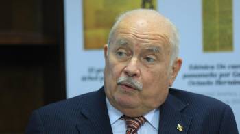 Miguel Antonio Bernal en la oficina de la Estrella de Panamá.