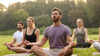 Alejarse de las pantallas y conectar con la naturaleza nos permite reconectar con nuestros sentidos.