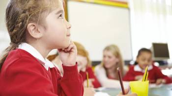 Las disparidades en el acceso a oportunidades educativas pueden amplificar las diferencias existentes entre grupos socioeconómicos y culturales.