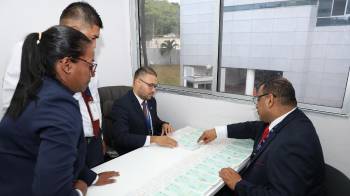Auditores de la Contraloría pagando con cheques a funcionarios de la Asamblea como parte de la auditoria