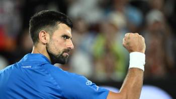Novak Djokovic celebra un punto durante el partido ante Carlos Alcaraz.