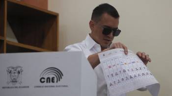El presidente de Ecuador, Daniel Noboa, muestra su voto este 9 de febrero de 2025, en un puesto de votación en Olón (Ecuador).
