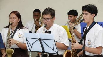 La banda del colegio practica durante toda la semana.