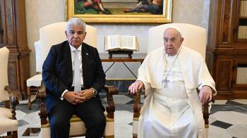 El presidente panameño José Raúl Mulino junto al papa Francisco, en una visita en enero de 2025.
