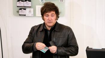 El presidente de Argentina, Javier Milei, vota en las elecciones legislativas 2025 este domingo, en Buenos Aires.