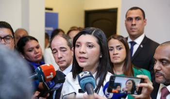 La ministra de Trabajo, Jackeline Muñoz.