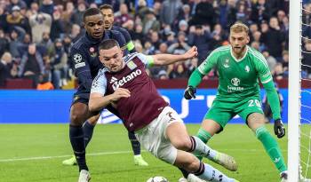 El jugador del Juventus Pierre Kalulu (izq.) en acción ante JohnMcGinn, del Aston Villa.