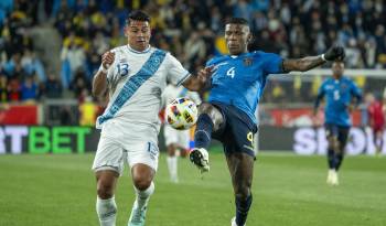 El jugador ecuatoriano Robert Arboleda (d.) durante un partido contra Guatemala.