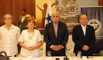 El presidente electo, José Raúl Mulino, con miembros de la Cruzada Civilista en la Cciap.
