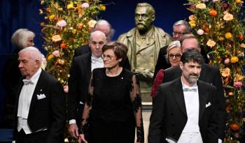 Los ganadores del premio Nobel Katalin Kariko (cuarta a la izquierda) y Drew Weissman (tercero a la izquierda) llegando a la ceremonia de entrega de los premios Nobel en Estocolmo.