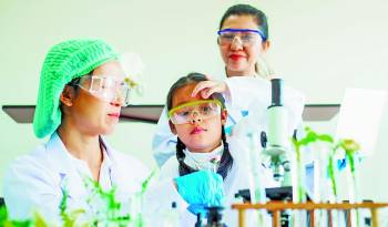 Las mujeres se abren cada vez más campo en las ciencias a través de la equiparación de oportunidades, lo que lleva a resultados más inclusivos en todas las ramas del contexto científico.