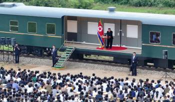 En la foto, el líder norcoreano, Kim Jong-un, durante su visita a la zona afectada por las inundaciones en el condado de Uiju, en la provincia de Phyongan del Norte.