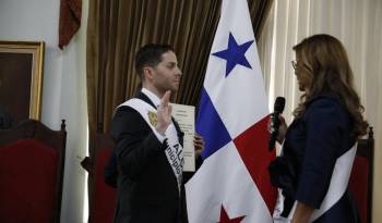Mayer Mizrachi es juramentado como alcalde de Panamá, por la presidenta del Consejo Municipal, Keira Navarro.