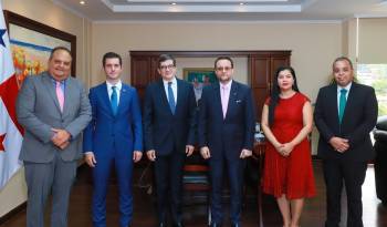 Representantes del Sieca y del Mici durante la reunión.