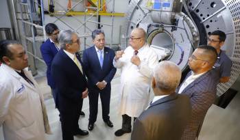 Boyd Galindo realizó el recorrido por el centro médico junto a Lau Cortés.