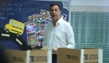 El candidato presidencial por la vía independiente, Melitón Arrocha, ejerciendo su voto, en el Colegio San Agustín, ubicado en Costa del Este.