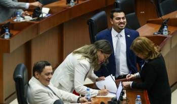 El diputado Augusto Palacios, recoge las firmas de respaldo al anteproyecto que modifica la Ley 22 de 2006 de Contrataciones Públicas.