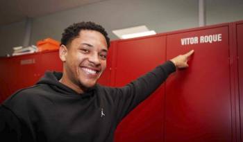 El nuevo delantero del FC Barcelona, el brasileño Vitor Roque, señala la taquilla del vestuario antes de su primer entrenamiento este viernes tras aterrizar en la capital catalana.