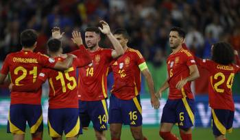 Los jugadores de la selección española de fútbol celebran la victoria ante Italia.