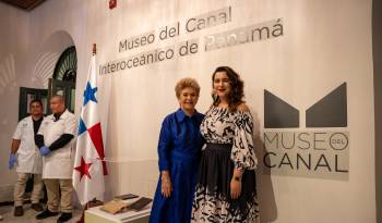 La expresidenta Mireya Moscoso (Izq.) y Ana Elizabeth González, directora ejecutiva y curadora en jefe del Museo del Canal.