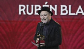 Blades recibió el premio en la 25 edición de los Latin Grammy en la ciudad de Miami, Florida.