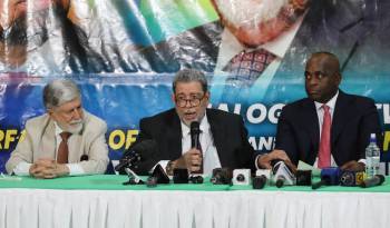 Esta fotografía muestra al Primer Ministro de San Vicente y las Granadinas, Ralph Gonsalves (C), hablando junto al Asesor Principal de la Presidencia de Brasil, Celso Amorim (I), y al Primer Ministro de Dominica. , Roosevelt Skerrit, durante una conferencia de prensa.