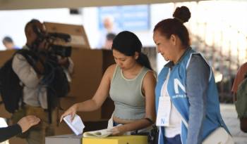 Una mujer emite su voto durante las elecciones presidenciales y legislativas en un colegio electoral de San Salvador el 4 de febrero de 2024.