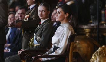 La princesa heredera de Asturias Leonor (izq.) y su madre, la reina Letizia, asisten a la ceremonia militar ‘Pascua Militar’ en el Palacio Real de Madrid el 6 de enero de 2024.