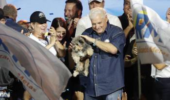 Imagen de archivo del expresidente panameño Ricardo Martinelli (c). EFE/ Bienvenido Velasco