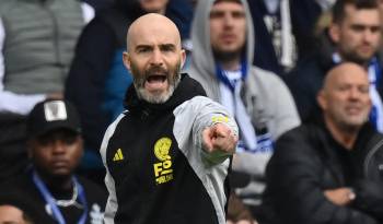 Enzo Maresca dirigiendo un partido del Leicester City.