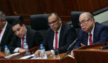 ‘Nosotros hemos cumplido totalmente lo que establece la ley’, dijo Lau Cortés (último a la Der.).