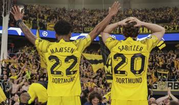 Ian Maatsen (i.) y Marcel Sabitzer of Dortmund (d.) celebrando con los aficionados su pase a la final.