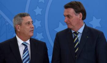 El expresidente de Brasil Jair Bolsonaro (Der.) junto al exministro de Defensa Walter Braga Netto.