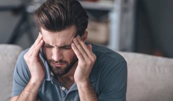Con la migraña generalmente se presentan náuseas y vómitos.